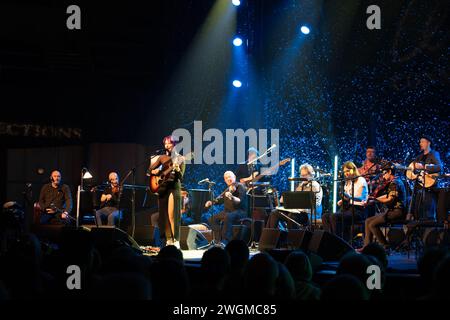 Glasgow, Scozia, Regno Unito. 4 febbraio 2024. Glasgow, Scozia. Lindsay Lou, cantante bluegrass americana e cantautrice americana, si è esibita presso la sala concerti di Glasgow al Transatlantic Sessions 2024 come parte di Celtic Connections. Nuovo album Queen of Time. Foto Pauline Keightley/ Alamy. Crediti: Pauline Keightley/Alamy Live News Foto Stock