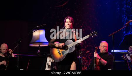 Glasgow, Scozia, Regno Unito. 4 febbraio 2024. Glasgow, Scozia. Lindsay Lou, cantante bluegrass americana e cantautrice americana, si è esibita presso la sala concerti di Glasgow al Transatlantic Sessions 2024 come parte di Celtic Connections. Nuovo album Queen of Time. Foto Pauline Keightley/ Alamy. Crediti: Pauline Keightley/Alamy Live News Foto Stock