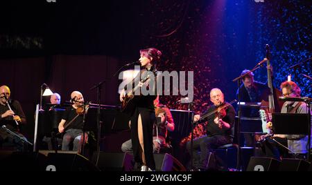 Glasgow, Scozia, Regno Unito. 4 febbraio 2024. Glasgow, Scozia. Lindsay Lou, cantante bluegrass americana e cantautrice americana, si è esibita presso la sala concerti di Glasgow al Transatlantic Sessions 2024 come parte di Celtic Connections. Nuovo album Queen of Time. Foto Pauline Keightley/ Alamy. Crediti: Pauline Keightley/Alamy Live News Foto Stock