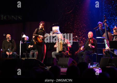 Glasgow, Scozia, Regno Unito. 4 febbraio 2024. Glasgow, Scozia. Lindsay Lou, cantante bluegrass americana e cantautrice americana, si è esibita presso la sala concerti di Glasgow al Transatlantic Sessions 2024 come parte di Celtic Connections. Nuovo album Queen of Time. Foto Pauline Keightley/ Alamy. Crediti: Pauline Keightley/Alamy Live News Foto Stock