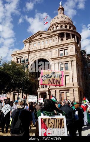 Austin, Texas, Stati Uniti. 4 febbraio 2024. I texani chiedono un cessate il fuoco e un arresto al continuo bombardamento di Gaza da parte di Israele, ora al suo 121 ° giorno si sono riuniti presso il Campidoglio del Texas ad Austin domenica 4 febbraio 2023. I manifestanti del Texas Uniti contro il genocidio camminarono lungo Congress Avenue e passarono davanti all'attuale casa del governatore del Texas Greg Abbott nella residenza del governatore, dove cantarono e chiesero al Texas di smettere di inviare denaro a Israele. (Credit Image: © Jaime Carrero/ZUMA Press Wire) SOLO PER USO EDITORIALE! Non per USO commerciale! Foto Stock