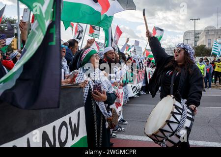 Austin, Texas, Stati Uniti. 4 febbraio 2024. Il batterista dei Texas United Against Genocide march e protesta ad Austin Texas conduce la marcia di domenica 4 febbraio. I sostenitori del popolo palestinese di Gaza e della Cisgiordania hanno chiesto un immediato cessate il fuoco al bombardamento di Israele che ha ucciso fino ad oggi ventisettemila civili. L'assedio è al suo centoventunesimo giorno senza fine in vista. (Credit Image: © Jaime Carrero/ZUMA Press Wire) SOLO PER USO EDITORIALE! Non per USO commerciale! Foto Stock