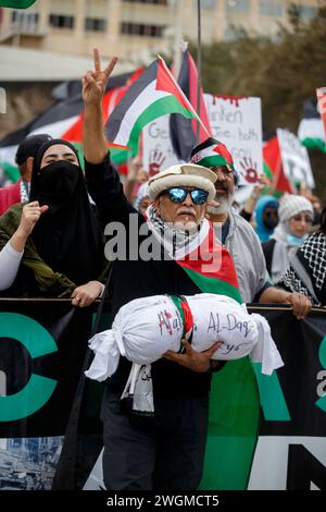 Austin, Texas, Stati Uniti. 5 febbraio 2024. Un uomo porta con sé un cadavere finto che simboleggia i tredicimila bambini uccisi da Israele durante il suo assedio di Gaza, marcia nel centro di Austin, Texas, domenica 4 febbraio. Fece parte della marcia del Texas United Against Genocide che si riunì presso il Campidoglio e chiese un immediato cessate il fuoco per il bombardamento di Israele. (Credit Image: © Jaime Carrero/ZUMA Press Wire) SOLO PER USO EDITORIALE! Non per USO commerciale! Foto Stock