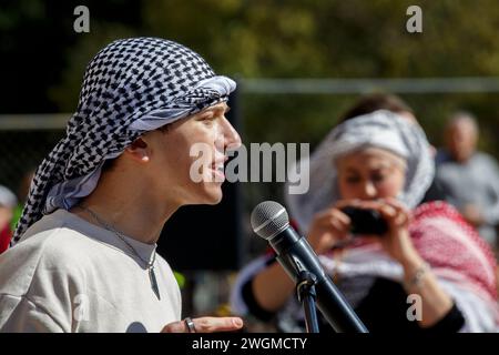 Austin, Texas, Stati Uniti. 5 febbraio 2024. Il diciassettenne palestinese Ahmad Elsafedi assiste la folla di sostenitori del popolo palestinese riuniti presso il Campidoglio dello Stato del Texas ad Austin in Texas durante la protesta del Texas United Against Genocide e la marcia di domenica 4 febbraio. Tutta la sua famiglia è stata uccisa a Gaza durante il bombardamento in corso di Israele. (Credit Image: © Jaime Carrero/ZUMA Press Wire) SOLO PER USO EDITORIALE! Non per USO commerciale! Foto Stock