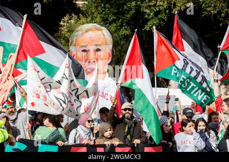 Austin, Texas, Stati Uniti. 5 febbraio 2024. I manifestanti si trovano di fronte a un'effigie del Texas Greg Abbott, il Texas State Capitol Grounds, prima di marciare nel centro di Austin, Texas, domenica 4 febbraio. I sostenitori del popolo palestinese hanno riunito il Campidoglio del Texas per chiedere un cessate il fuoco immediato al bombardamento indiscriminato di Gaza da parte di Israele, che ha ucciso ventisettemila civili fino ad oggi. (Credit Image: © Jaime Carrero/ZUMA Press Wire) SOLO PER USO EDITORIALE! Non per USO commerciale! Foto Stock