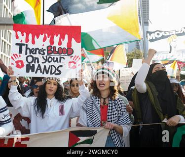 Austin, Texas, Stati Uniti. 4 febbraio 2024. I sostenitori palestinesi marciano ad AustinTexas durante la marcia Texas United Against Genocide di domenica 4 febbraio. Hanno chiesto e immediato cessate il fuoco all'assedio di Gaza da parte di Israele, ora nel suo centoventunesimo giorno. Israele ha ucciso ventisettemila civili nel suo bombardamento indiscriminato. (Credit Image: © Jaime Carrero/ZUMA Press Wire) SOLO PER USO EDITORIALE! Non per USO commerciale! Foto Stock