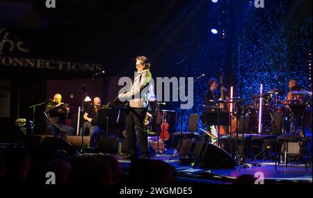 Glasgow, Scozia, Regno Unito. 4 febbraio 2024. Glasgow, Scozia. Jerry Douglas, dubro-suonatore americano, si è esibito presso la sala concerti di Glasgow al Transatlantic Sessions 2024 come parte dei Celtic Connections. Foto Pauline Keightley/ Alamy. Foto Pauline Keightley/ Alamy. Crediti: Pauline Keightley/Alamy Live News Foto Stock