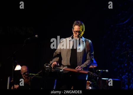 Glasgow, Scozia, Regno Unito. 4 febbraio 2024. Glasgow, Scozia. Jerry Douglas, dubro-suonatore americano, si è esibito presso la sala concerti di Glasgow al Transatlantic Sessions 2024 come parte dei Celtic Connections. Foto Pauline Keightley/ Alamy. Foto Pauline Keightley/ Alamy. Crediti: Pauline Keightley/Alamy Live News Foto Stock