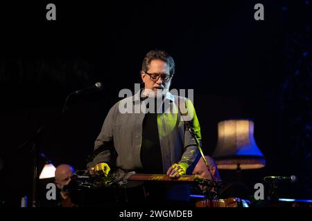 Glasgow, Scozia, Regno Unito. 4 febbraio 2024. Glasgow, Scozia. Jerry Douglas, dubro-suonatore americano, si è esibito presso la sala concerti di Glasgow al Transatlantic Sessions 2024 come parte dei Celtic Connections. Foto Pauline Keightley/ Alamy. Foto Pauline Keightley/ Alamy. Crediti: Pauline Keightley/Alamy Live News Foto Stock