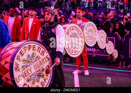 Las Vegas, Nevada, Stati Uniti. Las Vegas, Nevada, Stati Uniti. 5 febbraio 2024. Un membro dei Beatles LOVE aspetta di esibirsi durante l'evento Super Bowl Opening Night Fueled by Gatorade all'Allegiant Stadium di Las Vegas, Nevada. Christopher Trim/CSM/Alamy Live News Credit: Cal Sport Media/Alamy Live News Foto Stock