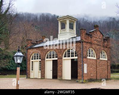 Angolo esterno del forte John Brown e dell'armeria di Harpers Ferry, West Virginia, in una nebbiosa giornata invernale. Foto Stock