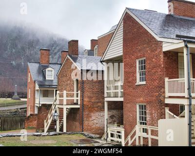 Edifici in mattoni nel centro di Harpers Ferry, West Virginia, in un giorno coperto a gennaio. Foto Stock