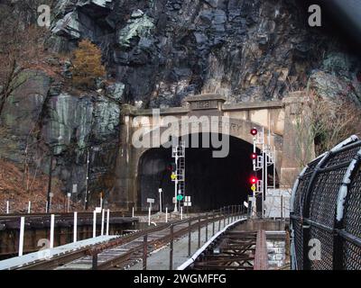 Ponte ferroviario e tunnel ferroviario sul fiume Potomac e attraverso i monti Appalachi a Harpers Ferry, West Virginia, in inverno. Foto Stock