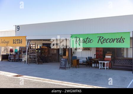 Dischi rustici e negozio di merci d'epoca a Mudgee Australia che vende vecchi vinili e mobili usati usati usati e piccoli oggetti,2024 Foto Stock