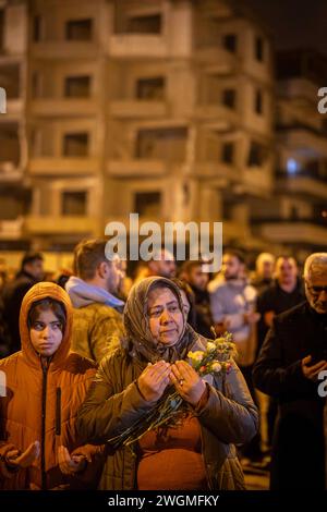 Erdbeben Tuerkei 06022024 - Eine Frau Weint. Im Hintergrund ein durch das Erdbeben zerstörte Haus Ein Jahr nach dem schweren Erdbeben in der Tuerkei in der Stadt Kirikhan in der Provinz Hatay an der Grenze zu Syrien. Kirikhan Hatay Turkiye *** terremoto Turchia 06022024 Una donna piange sullo sfondo una casa distrutta dal terremoto un anno dopo il grave terremoto in Turchia nella città di Kirikhan nella provincia di Hatay al confine con la Siria Kirikhan Hatay Turkiye 060224 ppb-19 Foto Stock