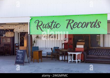 Dischi rustici e negozio di merci d'epoca a Mudgee Australia che vende vecchi vinili e mobili usati usati usati e piccoli oggetti,2024 Foto Stock