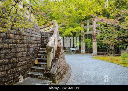 Kyoto, Giappone - 6 aprile 2023: Il Tempio di Adashino Nenbutsuji, fondato nel 811, è situato su una collina e leggermente distante dalla principale area turistica di Arash Foto Stock