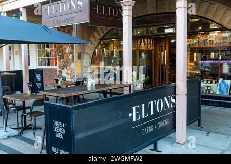 Centro cittadino di Mudgee nel New South Wales, Australia, bar e caffetteria Eltons con licenza per alcolici nella strada principale di Mudgee, Australia, 2024 Foto Stock