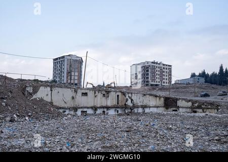 Hatay, Turchia. 5 febbraio 2024. Gli sforzi per la rimozione dei detriti continuano un anno dopo il terremoto. Il 6 febbraio 2023, un terremoto di magnitudo 7,8 si è verificato nel sud della Turchia, seguito da un altro tremore di magnitudo 7,5 poco dopo mezzogiorno. Più di 50.000 persone hanno perso la vita nel terremoto che ha causato grandi distruzioni in 11 città della Turchia. Credito: SOPA Images Limited/Alamy Live News Foto Stock