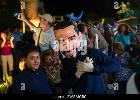 San Salvador, El Salvador. 4 febbraio 2024. Una persona vestita in costume raffigurante Nayib Bukele gesta alla sua celebrazione dopo aver definito una vittoria. Il Tribunale elettorale supremo ha annunciato che avrebbe fatto un riconteggio dei voti dopo anomalie durante il conteggio preliminare, mentre Nayib Bukele ha chiamato l'elezione a suo favore poche ore dopo la chiusura dei sondaggi. Credito: SOPA Images Limited/Alamy Live News Foto Stock