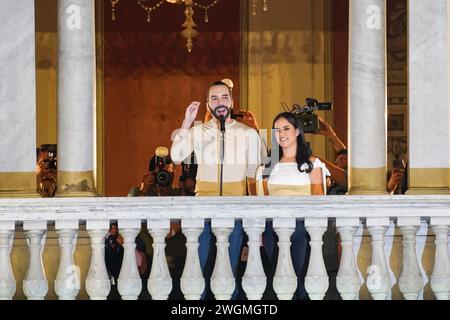 San Salvador, El Salvador. 4 febbraio 2024. Nayib Bukele, presidente di El Salvador candidato gesta durante un discorso alla sua celebrazione dopo aver definito una vittoria. Il Tribunale elettorale supremo ha annunciato che avrebbe fatto un riconteggio dei voti dopo anomalie durante il conteggio preliminare, mentre Nayib Bukele ha chiamato l'elezione a suo favore poche ore dopo la chiusura dei sondaggi. Credito: SOPA Images Limited/Alamy Live News Foto Stock