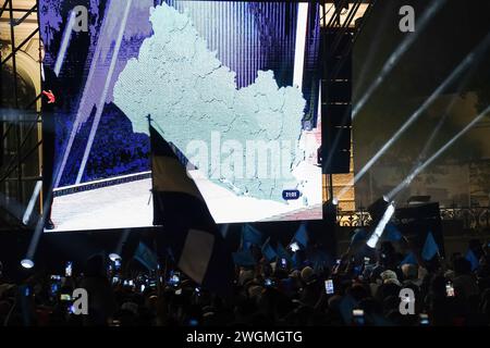 San Salvador, El Salvador. 4 febbraio 2024. I sostenitori di Nayib Bukele applaudono durante la sua celebrazione dopo aver definito una vittoria. Il Tribunale elettorale supremo ha annunciato che avrebbe fatto un riconteggio dei voti dopo anomalie durante il conteggio preliminare, mentre Nayib Bukele ha chiamato l'elezione a suo favore poche ore dopo la chiusura dei sondaggi. Credito: SOPA Images Limited/Alamy Live News Foto Stock