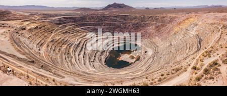 Vista aerea di una miniera di rame a cielo aperto esausta nei pressi di Ajo, Arizona, Stati Uniti. Foto Stock