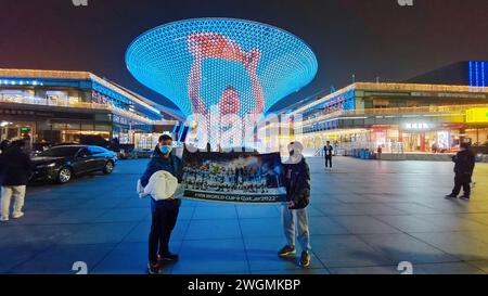 SHANGHAI, CINA - 31 DICEMBRE 2022 - i tifosi cinesi celebrano la vittoria di Lionel messi per l'Argentina alla Qatar World Cup 2022 presso il gigante dell'Expo Valley Foto Stock