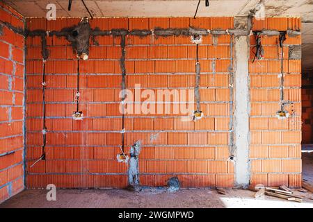 Cantiere, sala cucina durante il processo di costruzione con installazione di cavi elettrici di base e tubazioni idriche, lavori interni di abitazioni Foto Stock