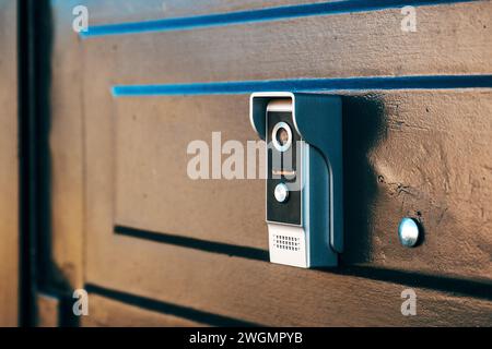 Dispositivo di sicurezza domestica intelligente con apparecchiature con tecnologia interfono video, messa a fuoco selettiva Foto Stock