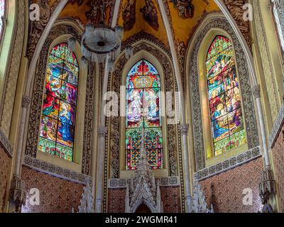 02 01 2024 Vintage vetrate dipinte nella Cattedrale del Santo nome, Nathalal Parikh Marg, Scindia Society, Colonia della polizia, Apollo BandarMumbai Foto Stock