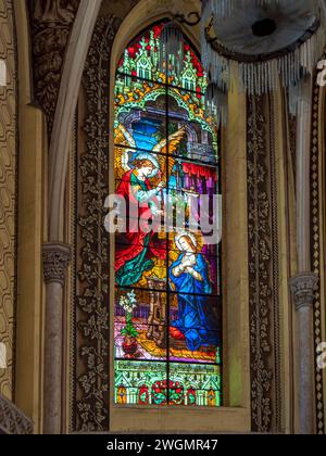 02 01 2024 Vintage vetrate dipinte nella Cattedrale del Santo nome, Nathalal Parikh Marg, Scindia Society, Colonia della polizia, Apollo BandarMumbai Foto Stock