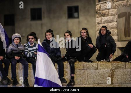 Gerusalemme, Israele. 5 febbraio 2024. Un manifestante tiene una bandiera di fronte all'ufficio dell'UNRWA a Gerusalemme durante una dimostrazione che chiede l'espulsione dell'ufficio dell'UNRWA dalla città. Israele ha recentemente affermato che 13 dei 13.000 dipendenti di Gaza dell'Agenzia delle Nazioni Unite per il soccorso e l'occupazione (UNRWA) hanno partecipato agli attacchi del 7 ottobre contro Israele e che l'agenzia delle Nazioni Unite ha licenziato diversi dipendenti sulla scia delle accuse, che non sono state rese pubbliche. Credito: SOPA Images Limited/Alamy Live News Foto Stock