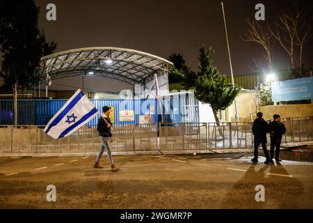 Gerusalemme, Israele. 5 febbraio 2024. Un manifestante tiene una bandiera di fronte all'ufficio dell'UNRWA a Gerusalemme durante una dimostrazione che chiede l'espulsione dell'ufficio dell'UNRWA dalla città. Israele ha recentemente affermato che 13 dei 13.000 dipendenti di Gaza dell'Agenzia delle Nazioni Unite per il soccorso e l'occupazione (UNRWA) hanno partecipato agli attacchi del 7 ottobre contro Israele e che l'agenzia delle Nazioni Unite ha licenziato diversi dipendenti sulla scia delle accuse, che non sono state rese pubbliche. Credito: SOPA Images Limited/Alamy Live News Foto Stock