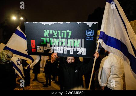 Gerusalemme, Israele. 5 febbraio 2024. I manifestanti tengono bandiere davanti all'ufficio dell'UNRWA a Gerusalemme durante una dimostrazione che chiede l'espulsione dell'ufficio dell'UNRWA dalla città. Israele ha recentemente affermato che 13 dei 13.000 dipendenti di Gaza dell'Agenzia delle Nazioni Unite per il soccorso e l'occupazione (UNRWA) hanno partecipato agli attacchi del 7 ottobre contro Israele e che l'agenzia delle Nazioni Unite ha licenziato diversi dipendenti sulla scia delle accuse, che non sono state rese pubbliche. (Foto di Saeed Qaq/SOPA Images/Sipa USA) credito: SIPA USA/Alamy Live News Foto Stock