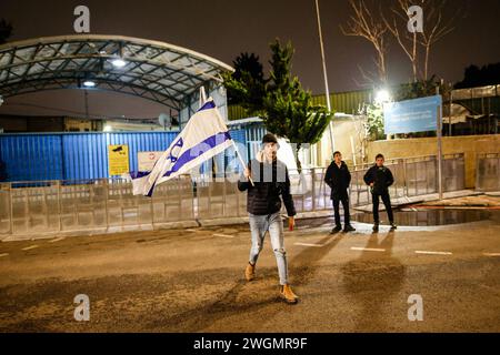 Gerusalemme, Israele. 5 febbraio 2024. Un manifestante tiene una bandiera di fronte all'ufficio dell'UNRWA a Gerusalemme durante una dimostrazione che chiede l'espulsione dell'ufficio dell'UNRWA dalla città. Israele ha recentemente affermato che 13 dei 13.000 dipendenti di Gaza dell'Agenzia delle Nazioni Unite per il soccorso e l'occupazione (UNRWA) hanno partecipato agli attacchi del 7 ottobre contro Israele e che l'agenzia delle Nazioni Unite ha licenziato diversi dipendenti sulla scia delle accuse, che non sono state rese pubbliche. Credito: SOPA Images Limited/Alamy Live News Foto Stock