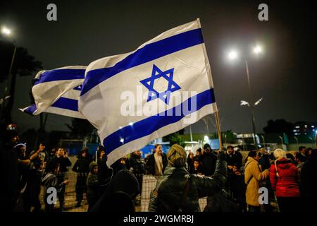 Gerusalemme, Israele. 5 febbraio 2024. I manifestanti tengono bandiere davanti all'ufficio dell'UNRWA a Gerusalemme durante una dimostrazione che chiede l'espulsione dell'ufficio dell'UNRWA dalla città. Israele ha recentemente affermato che 13 dei 13.000 dipendenti di Gaza dell'Agenzia delle Nazioni Unite per il soccorso e l'occupazione (UNRWA) hanno partecipato agli attacchi del 7 ottobre contro Israele, e l'agenzia delle Nazioni Unite ha licenziato diversi dipendenti sulla scia delle accuse, che non sono state rese pubbliche. (Foto di Saeed Qaq/SOPA Images/Sipa USA) credito: SIPA USA/Alamy Live News Foto Stock