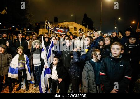 Gerusalemme, Israele. 5 febbraio 2024. I manifestanti tengono bandiere davanti all'ufficio dell'UNRWA a Gerusalemme durante una dimostrazione che chiede l'espulsione dell'ufficio dell'UNRWA dalla città. Israele ha recentemente affermato che 13 dei 13.000 dipendenti di Gaza dell'Agenzia delle Nazioni Unite per il soccorso e l'occupazione (UNRWA) hanno partecipato agli attacchi del 7 ottobre contro Israele, e l'agenzia delle Nazioni Unite ha licenziato diversi dipendenti sulla scia delle accuse, che non sono state rese pubbliche. (Foto di Saeed Qaq/SOPA Images/Sipa USA) credito: SIPA USA/Alamy Live News Foto Stock