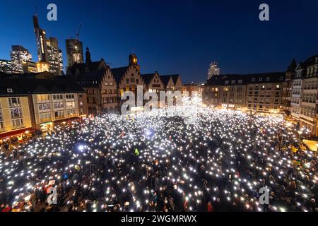 Dimostrazione Frankfurt steht auf für Demokratie Rund 20,000 Menschen haben sich am 05.02.2024 a Francoforte sul meno auf dem Römerberg versammelt, um unter dem motto Frankfurt steht auf für Demokratie zu demonstrieren. Francoforte sul meno Römerberg Assia Deutschland *** dimostrazione Francoforte si batte per la democrazia circa 20.000 persone si sono riunite sulla Römerberg di Francoforte sul meno il 05 02 2024 per manifestare con il motto Frankfurt stands up for Democracy Frankfurt am Main Römerberg Hesse Germany 2024-02-05 ffm demo-fuer-demokratie 13 Foto Stock