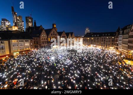 Dimostrazione Frankfurt steht auf für Demokratie Rund 20,000 Menschen haben sich am 05.02.2024 a Francoforte sul meno auf dem Römerberg versammelt, um unter dem motto Frankfurt steht auf für Demokratie zu demonstrieren. Francoforte sul meno Römerberg Assia Deutschland *** dimostrazione Francoforte si batte per la democrazia circa 20.000 persone si sono riunite sulla Römerberg di Francoforte sul meno il 05 02 2024 per manifestare con il motto Frankfurt stands up for Democracy Frankfurt am Main Römerberg Hesse Germany 2024-02-05 ffm demo-fuer-demokratie 12 Foto Stock