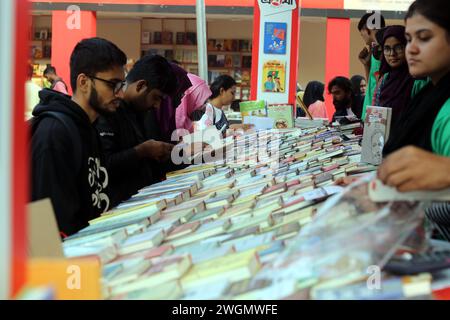 Dhaka, Wari, Bangladesh. 5 febbraio 2024. I visitatori leggono libri alla fiera nazionale del libro chiamata Ekushey Boi Mela a Dacca. Ogni anno, la Bangla Academy organizza la fiera nazionale del libro nell'area dell'Università di Dhaka. Questa fiera del libro è la più grande del Bangladesh e si svolge per tutto il mese di febbraio. Dacca, Bangladesh, 6 febbraio 2024. (Credit Image: © Habibur Rahman/ZUMA Press Wire) SOLO PER USO EDITORIALE! Non per USO commerciale! Foto Stock