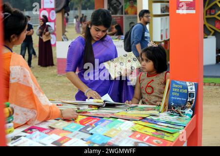 Dhaka, Wari, Bangladesh. 5 febbraio 2024. I visitatori leggono libri alla fiera nazionale del libro chiamata Ekushey Boi Mela a Dacca. Ogni anno, la Bangla Academy organizza la fiera nazionale del libro nell'area dell'Università di Dhaka. Questa fiera del libro è la più grande del Bangladesh e si svolge per tutto il mese di febbraio. Dacca, Bangladesh, 6 febbraio 2024. (Credit Image: © Habibur Rahman/ZUMA Press Wire) SOLO PER USO EDITORIALE! Non per USO commerciale! Foto Stock