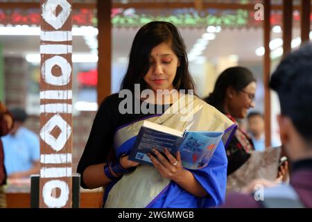 Dhaka, Wari, Bangladesh. 5 febbraio 2024. I visitatori leggono libri alla fiera nazionale del libro chiamata Ekushey Boi Mela a Dacca. Ogni anno, la Bangla Academy organizza la fiera nazionale del libro nell'area dell'Università di Dhaka. Questa fiera del libro è la più grande del Bangladesh e si svolge per tutto il mese di febbraio. Dacca, Bangladesh, 6 febbraio 2024. (Credit Image: © Habibur Rahman/ZUMA Press Wire) SOLO PER USO EDITORIALE! Non per USO commerciale! Foto Stock