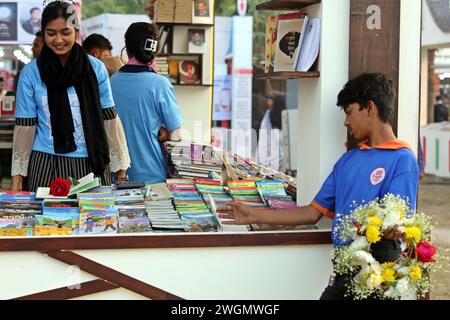 Dhaka, Wari, Bangladesh. 5 febbraio 2024. I visitatori leggono libri alla fiera nazionale del libro chiamata Ekushey Boi Mela a Dacca. Ogni anno, la Bangla Academy organizza la fiera nazionale del libro nell'area dell'Università di Dhaka. Questa fiera del libro è la più grande del Bangladesh e si svolge per tutto il mese di febbraio. Dacca, Bangladesh, 6 febbraio 2024. (Credit Image: © Habibur Rahman/ZUMA Press Wire) SOLO PER USO EDITORIALE! Non per USO commerciale! Foto Stock