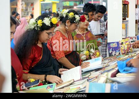 Dhaka, Wari, Bangladesh. 5 febbraio 2024. I visitatori leggono libri alla fiera nazionale del libro chiamata Ekushey Boi Mela a Dacca. Ogni anno, la Bangla Academy organizza la fiera nazionale del libro nell'area dell'Università di Dhaka. Questa fiera del libro è la più grande del Bangladesh e si svolge per tutto il mese di febbraio. Dacca, Bangladesh, 6 febbraio 2024. (Credit Image: © Habibur Rahman/ZUMA Press Wire) SOLO PER USO EDITORIALE! Non per USO commerciale! Foto Stock