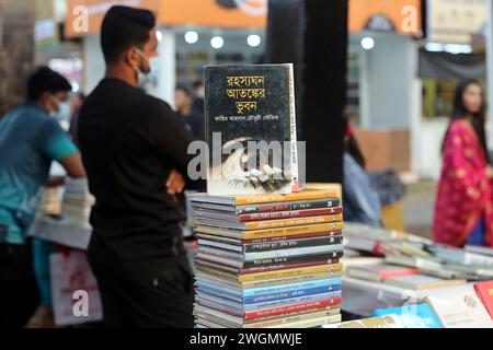 Dhaka, Wari, Bangladesh. 5 febbraio 2024. I visitatori leggono libri alla fiera nazionale del libro chiamata Ekushey Boi Mela a Dacca. Ogni anno, la Bangla Academy organizza la fiera nazionale del libro nell'area dell'Università di Dhaka. Questa fiera del libro è la più grande del Bangladesh e si svolge per tutto il mese di febbraio. Dacca, Bangladesh, 6 febbraio 2024. (Credit Image: © Habibur Rahman/ZUMA Press Wire) SOLO PER USO EDITORIALE! Non per USO commerciale! Foto Stock