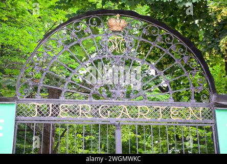 Tiergarten Schoenbrunn - Zoo Vienna cancello d'ingresso in metallo. Foto Stock