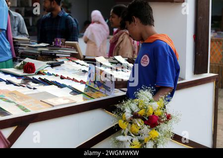 Dhaka, Wari, Bangladesh. 5 febbraio 2024. I visitatori leggono libri alla fiera nazionale del libro chiamata Ekushey Boi Mela a Dacca. Ogni anno, la Bangla Academy organizza la fiera nazionale del libro nell'area dell'Università di Dhaka. Questa fiera del libro è la più grande del Bangladesh e si svolge per tutto il mese di febbraio. Dacca, Bangladesh, 6 febbraio 2024. (Credit Image: © Habibur Rahman/ZUMA Press Wire) SOLO PER USO EDITORIALE! Non per USO commerciale! Foto Stock