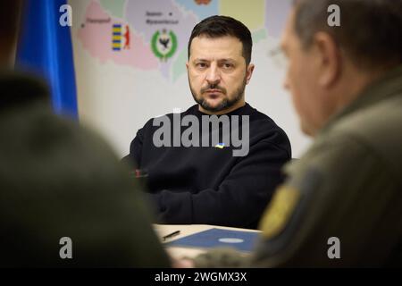 Praesident Wolodymyr Selenskyj auf Truppenbesuch in der Region Dnipropetrovsk, Kirovohrad und Cherkasy am 04.02.2024, viaggio di lavoro del presidente dell'Ucraina a Dnipropetrovsk, Kirovohrad e Cherkasy regioni foto:Ufficio presidenziale dell'Ucraina via *** il presidente Volodymyr Zelenskyi in visita delle truppe a Dnipropetrovsk, Kirovohrad e Cherkasy regioni il 04 02 2024, viaggio di lavoro del presidente dell'Ucraina a Dnipropetrovsk, Kirovohrad e Cherkasy regioni foto l'Ufficio presidenziale dell'Ucraina via Foto Stock