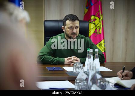 Praesident Wolodymyr Selenskyj auf Truppenbesuch in der Region Dnipropetrovsk, Kirovohrad und Cherkasy am 04.02.2024, viaggio di lavoro del presidente dell'Ucraina a Dnipropetrovsk, Kirovohrad e Cherkasy regioni foto:Ufficio presidenziale dell'Ucraina via *** il presidente Volodymyr Zelenskyi in visita delle truppe a Dnipropetrovsk, Kirovohrad e Cherkasy regioni il 04 02 2024, viaggio di lavoro del presidente dell'Ucraina a Dnipropetrovsk, Kirovohrad e Cherkasy regioni foto l'Ufficio presidenziale dell'Ucraina via Foto Stock